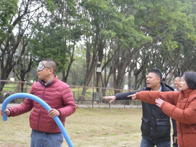 团建草坪活动氛围感拉满的趣味游戏！龙8国际头号玩家广州团建——户外(图1)