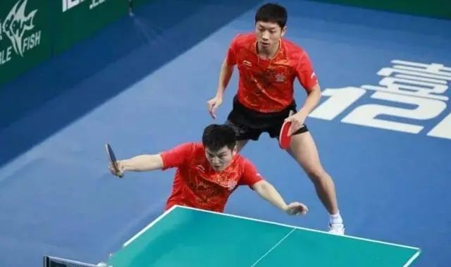 手拉球重心」右膝起伏是关键龙8国际龙8网站掌握「反(图1)