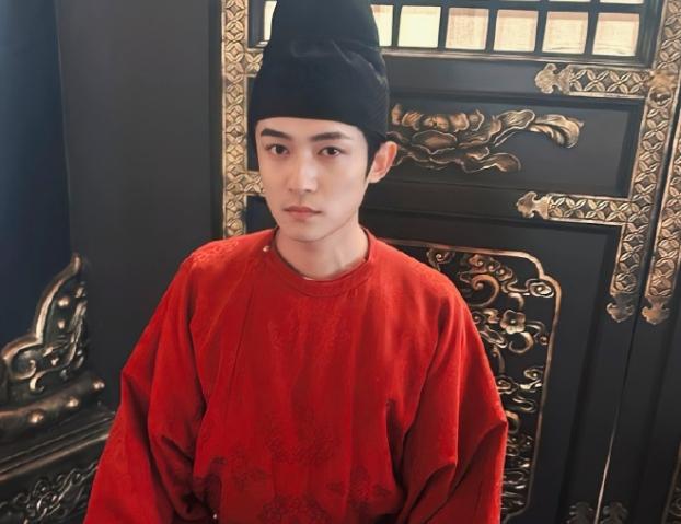 气摘掉后险些没认出来他反差感也太强了龙8游戏国际登录国色芳华：戴上眼罩帅(图12)