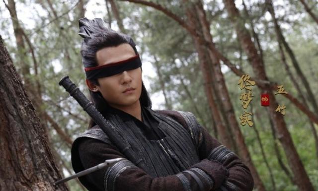 气摘掉后险些没认出来他反差感也太强了龙8游戏国际登录国色芳华：戴上眼罩帅(图13)