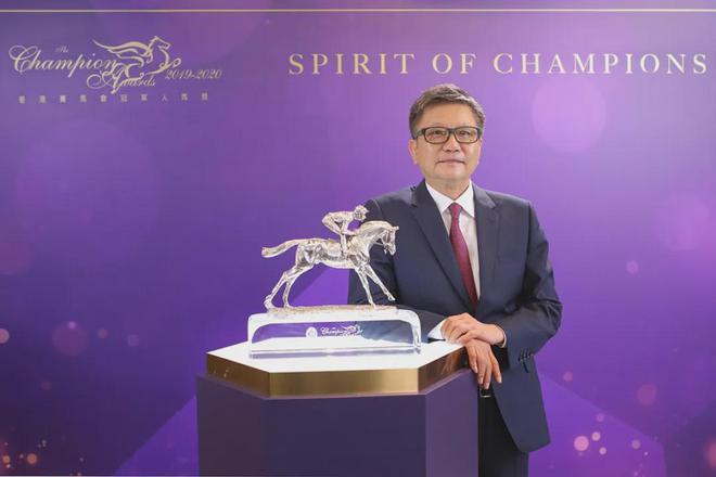 戴眼罩夺魁家族曾养香港马王龙8手机登录入口王经纬赛驹(图2)