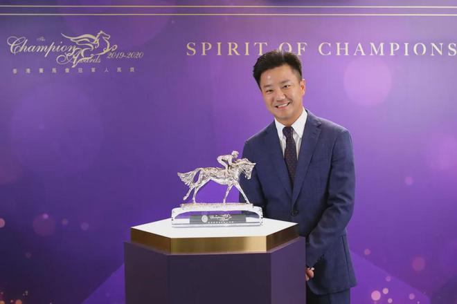 戴眼罩夺魁家族曾养香港马王龙8手机登录入口王经纬赛驹(图4)